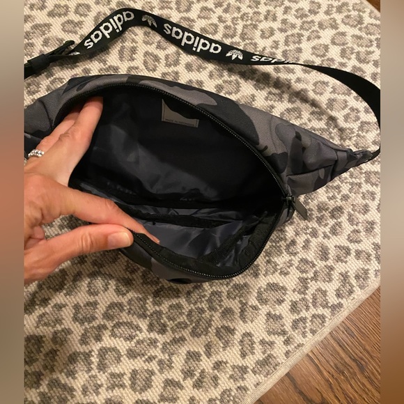 NWOT Adidas camo fanny pack - Picture 4 of 6